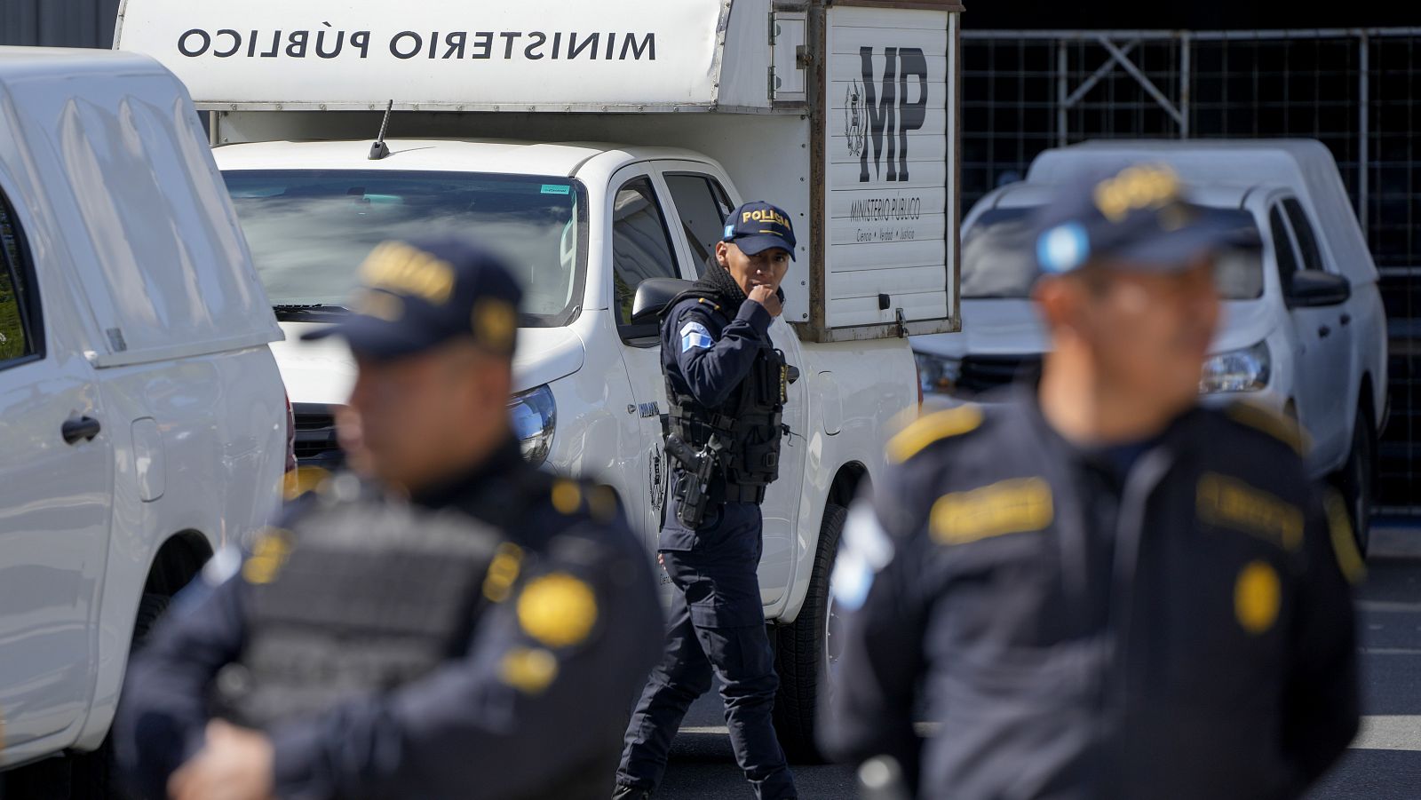 La policía de Guatemala durante el registro de las urnas electorales