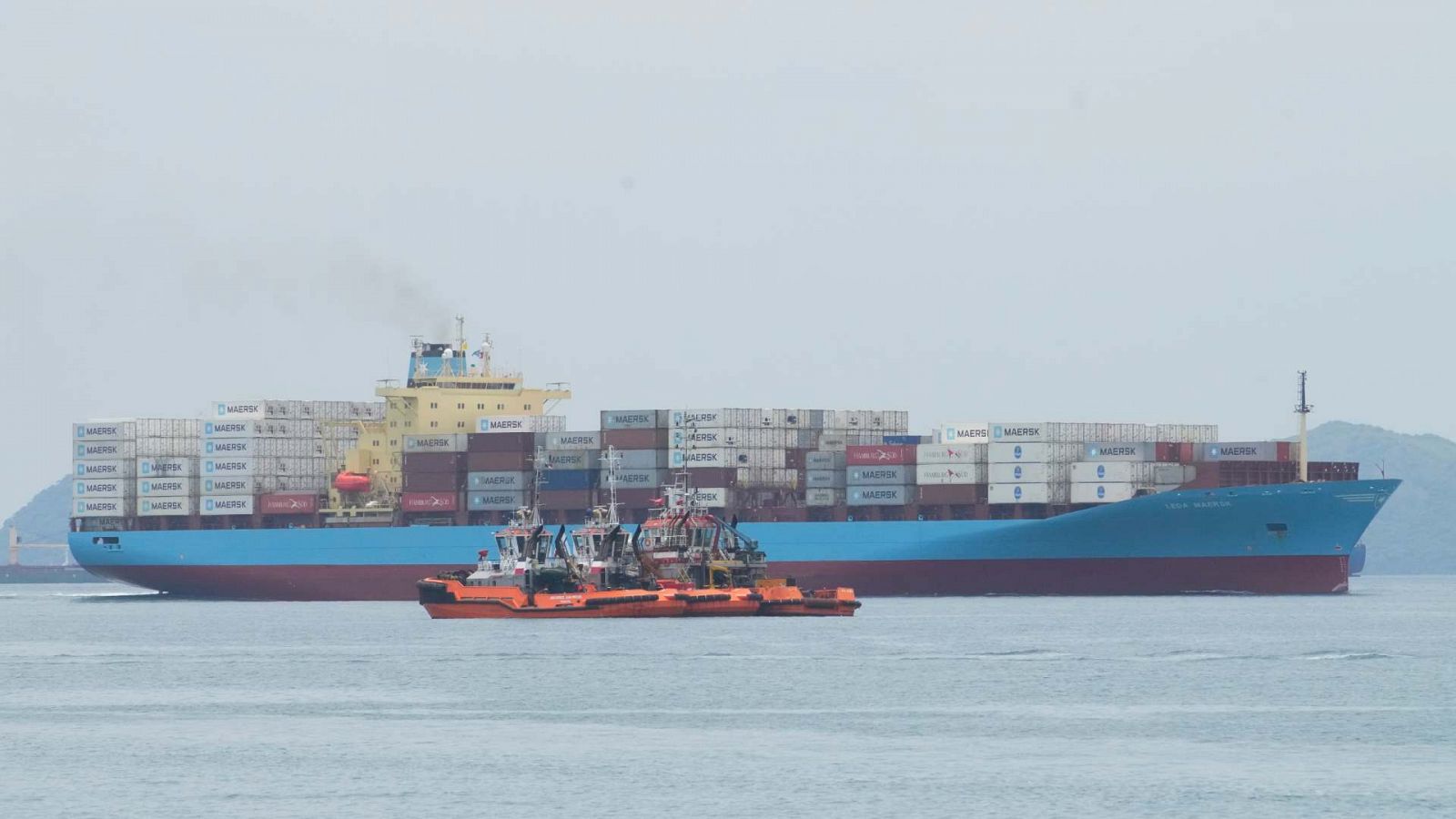 Un carguero navega por el Pacífico hacia el Canal de Panamá.