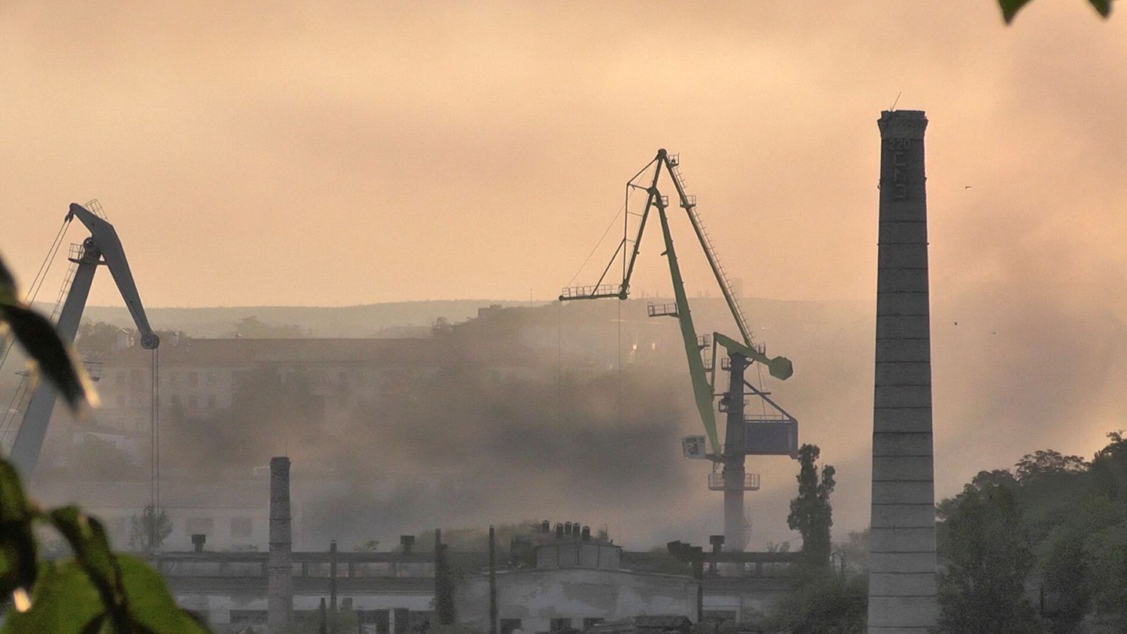 Incendio en un astillero militar en Sebastopol, tras un ataque ucraniano