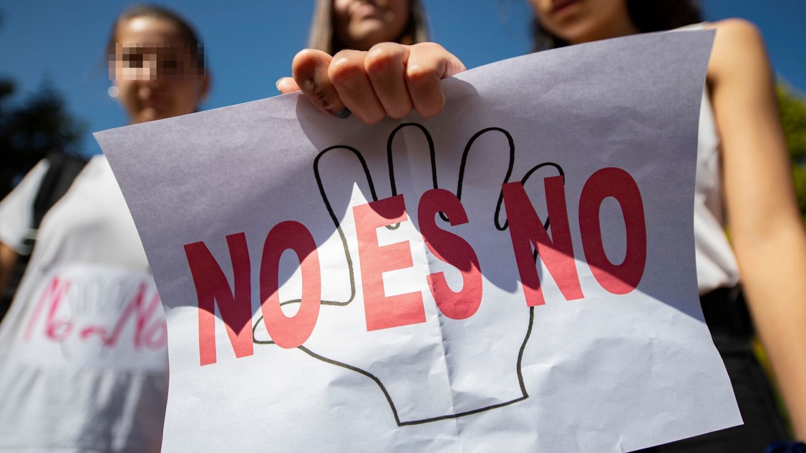 Violencia sexual en España: alumnas de un instituto en Toledo muestran carteles de 'No es no'