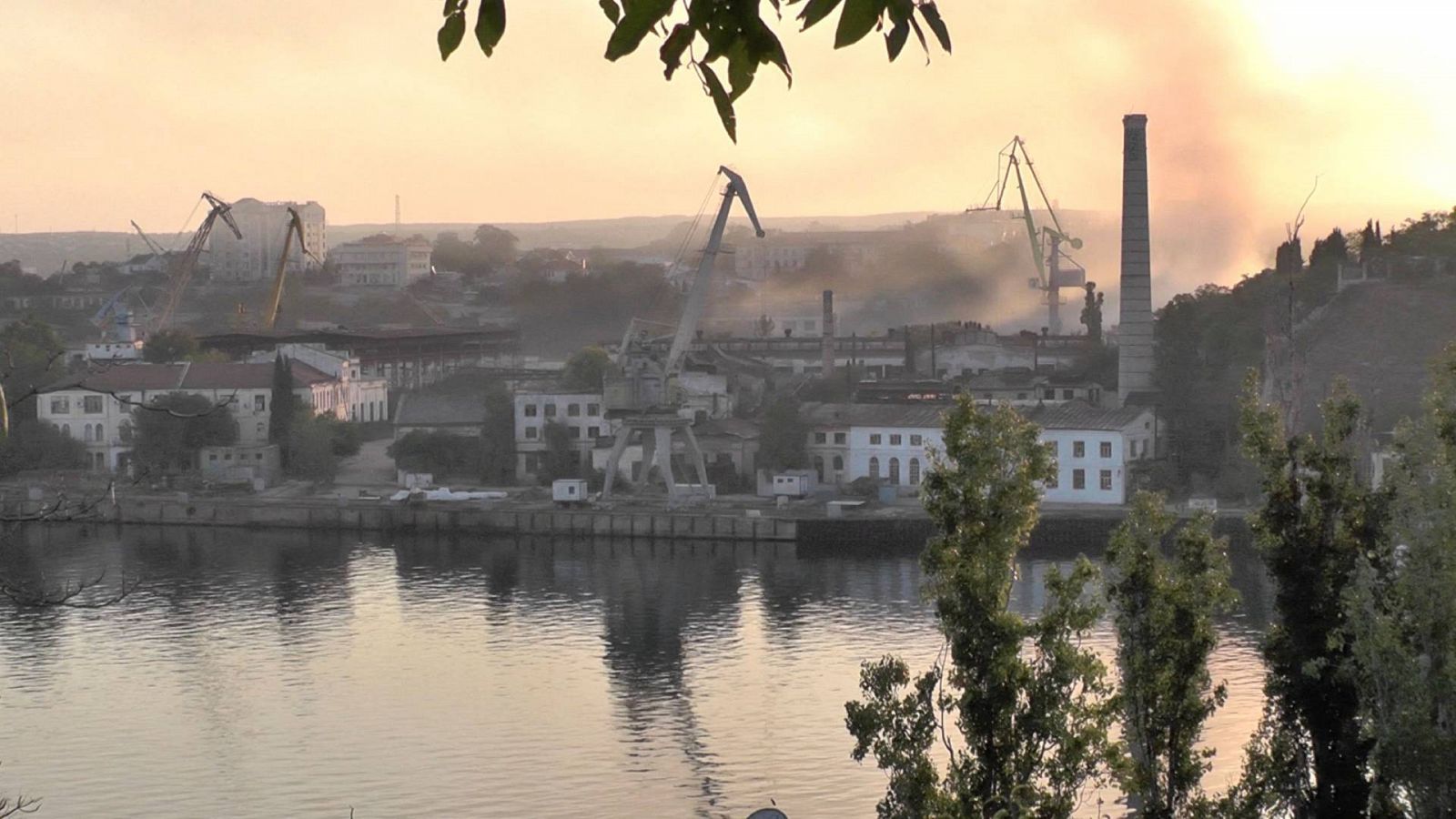 Humo en el astillero de Sebastopol, Crimea, alcanzado por un ataque ucraniano, este miércoles, 13 de septiembre. REUTERS TV via REUTERS