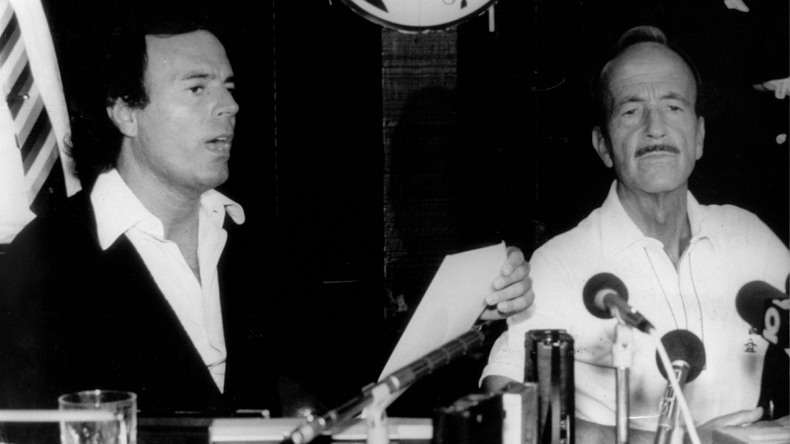 Julio Iglesias con su padre, secuestrado por ETA en 1981