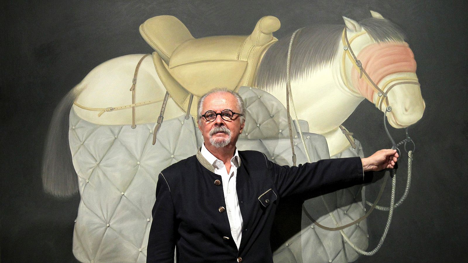 Imagen de 2012 que muestra a Fernando Botero junto a su obra "Caballo de Picador" (1992), en el Museo de Bellas Artes de Bilbao.