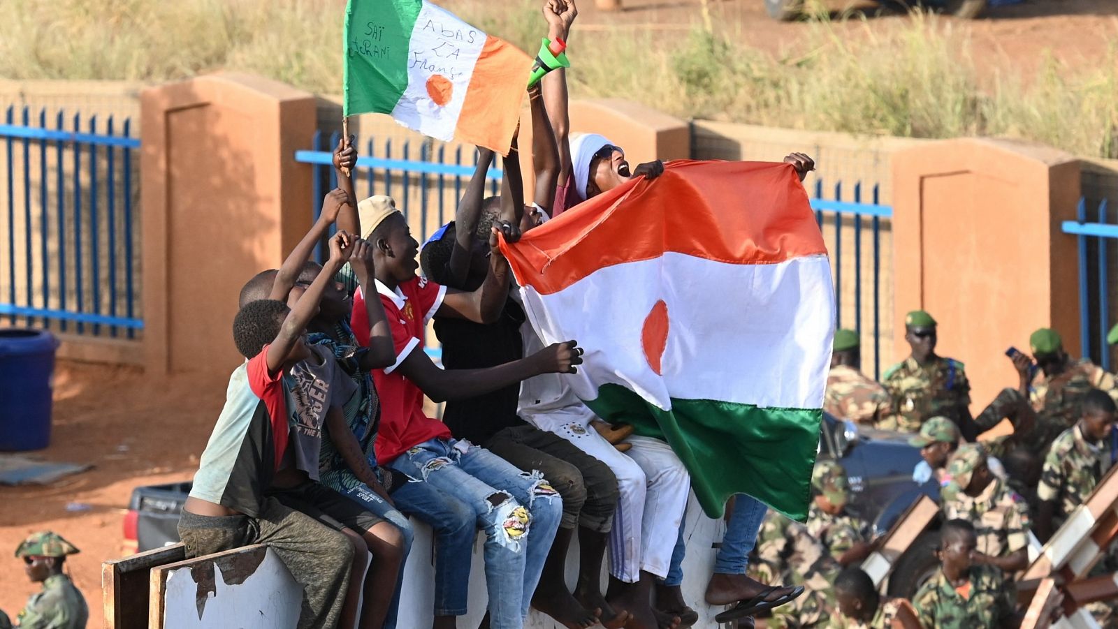 Nigerianos celebran el golpe de Estado con una bandera nacional con el mensaje de "Abajo Francia"