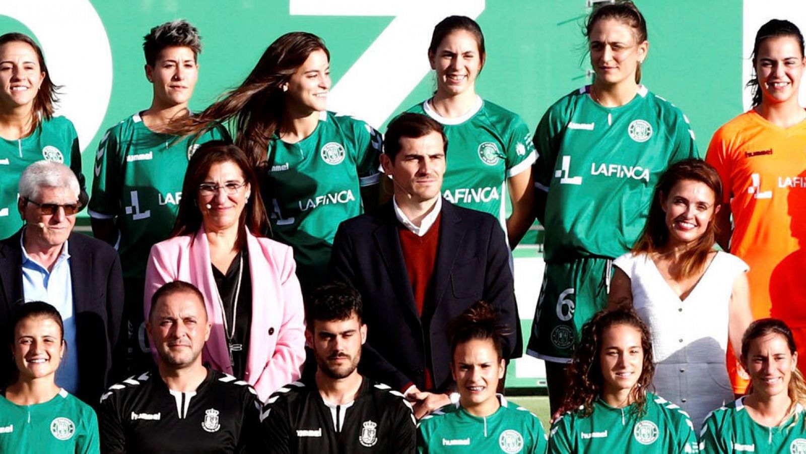 Iker Casillas, con las jugadoras del CF Pozuelo en un acto de 2019