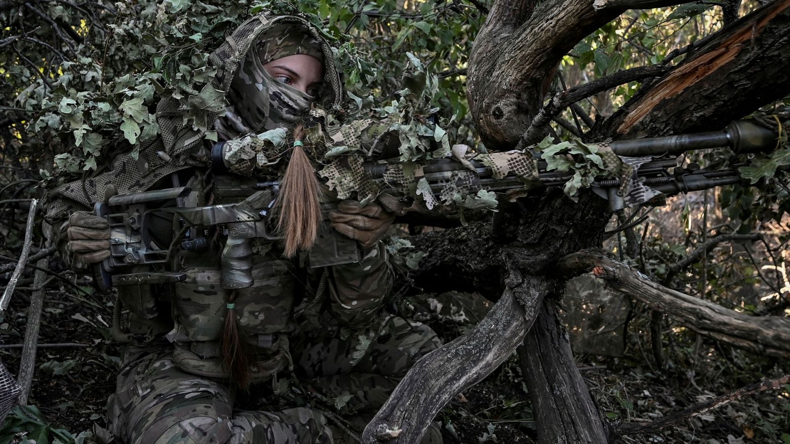 Un francotirador ucraniano toma posición durante una misión de reconocimiento cerca de Bajmut