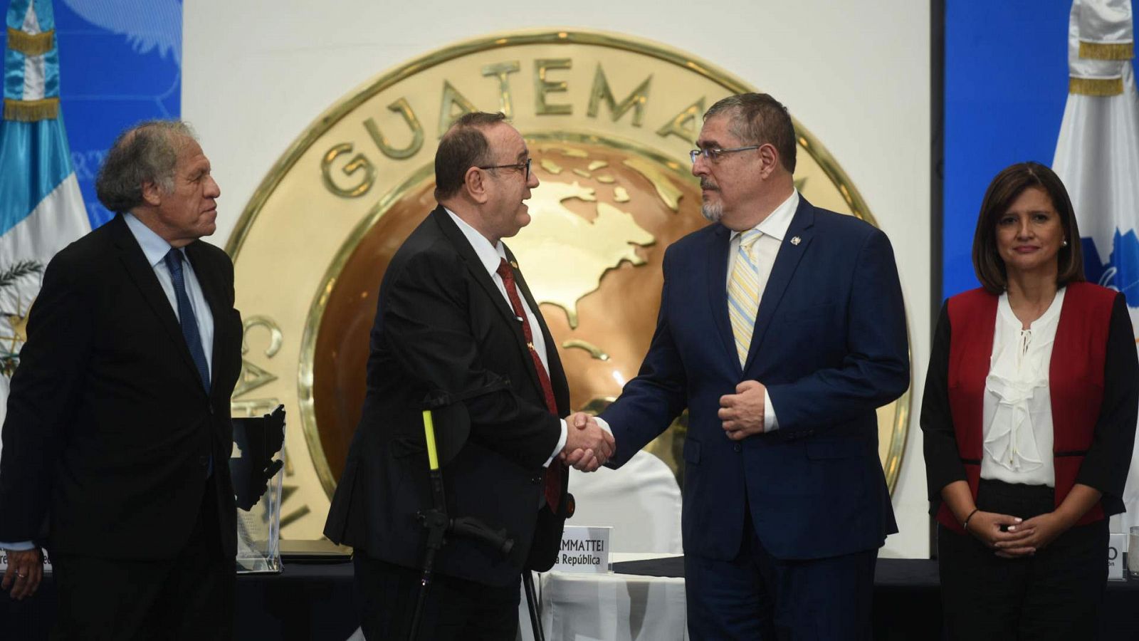 De izqda. a dcha. Luis Almagro, Alejandro Giammattei y Bernardo Arévalo en la segunda reunión de transición entre autoridades del gobierno de Guatemala.