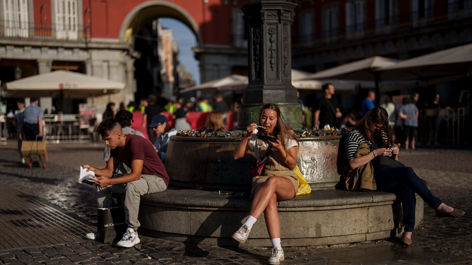 Turistas en la plaza mayor de Madrid