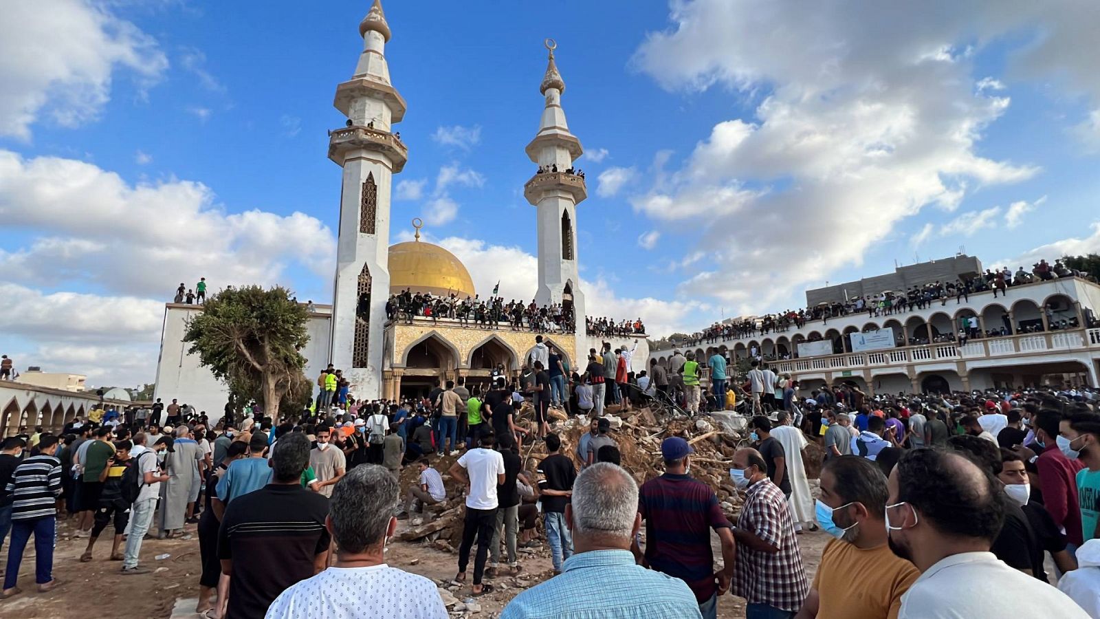 Manifestantes protestan protestan contra el Gobierno frente a la Mezquita al Sahaba en Derna, Libia