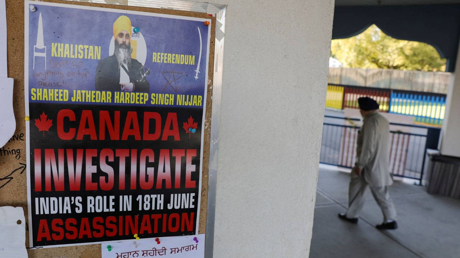 Cartel que pide una investigación oficial por la muerte del líder sij Hardeep Singh Nijjar, en un templo en Surrey, Columbia Británica, Canadá. REUTERS/Chris Helgren