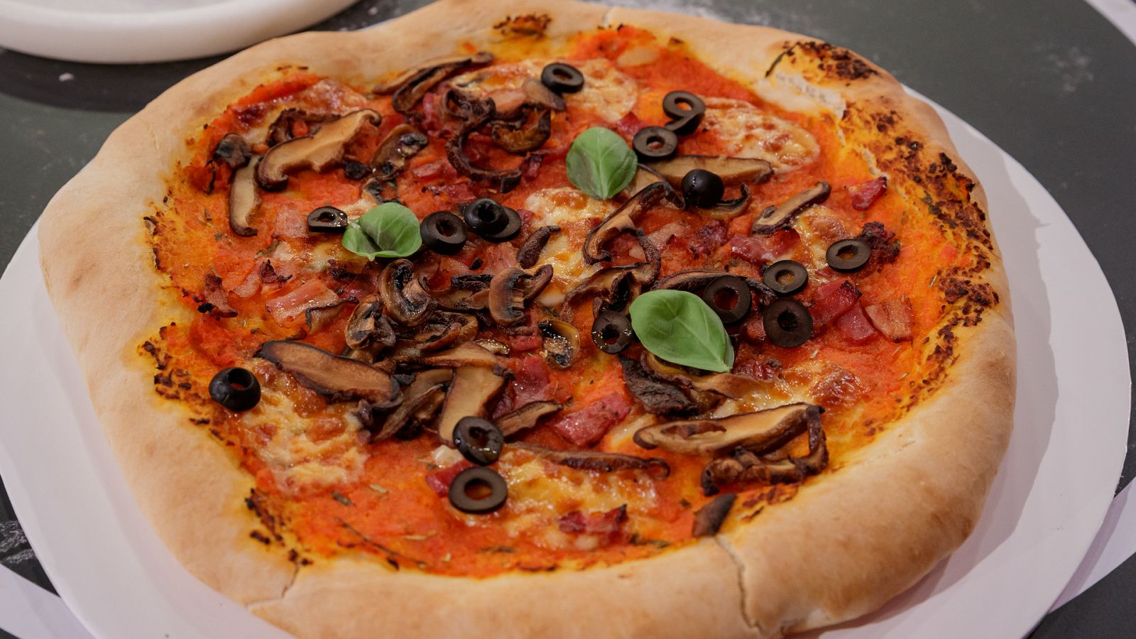 Receta de pizza de chorizo, setas y aceitunas de Laura Londoño