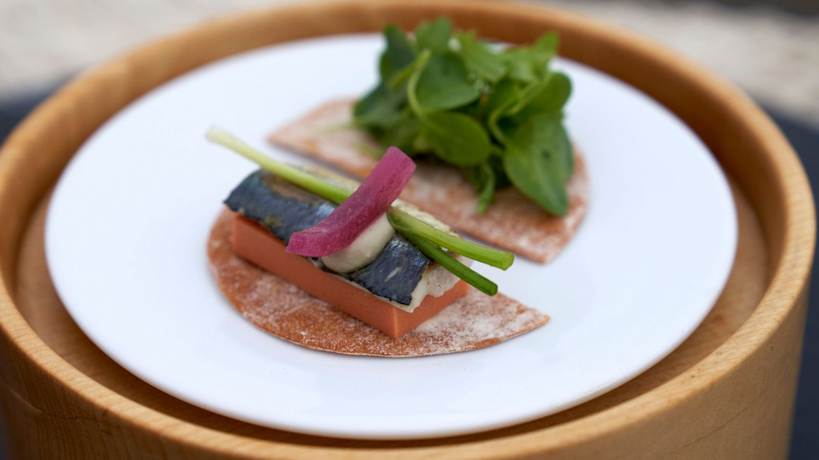 Receta de coca de sardina con tomate y verduras asadas