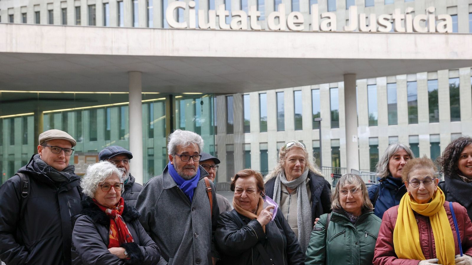 El sindicalista Carles Vallejo (cuarto por la izquierda), quien se ha querellado por las torturas que sufrió en los 70