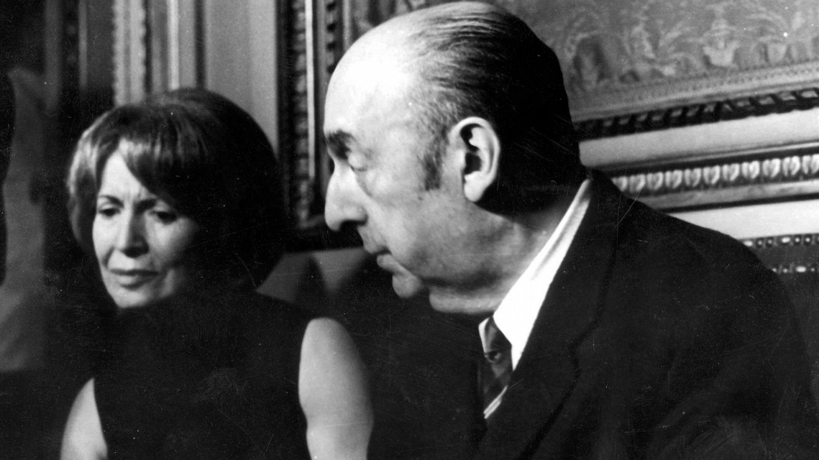 Pablo Neruda junto a su esposa, Matilde Urrutia