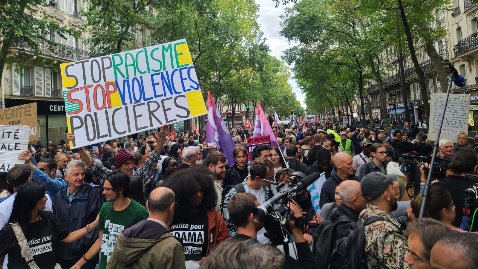 Manifestación en París, Francia, contra la violencia policial.