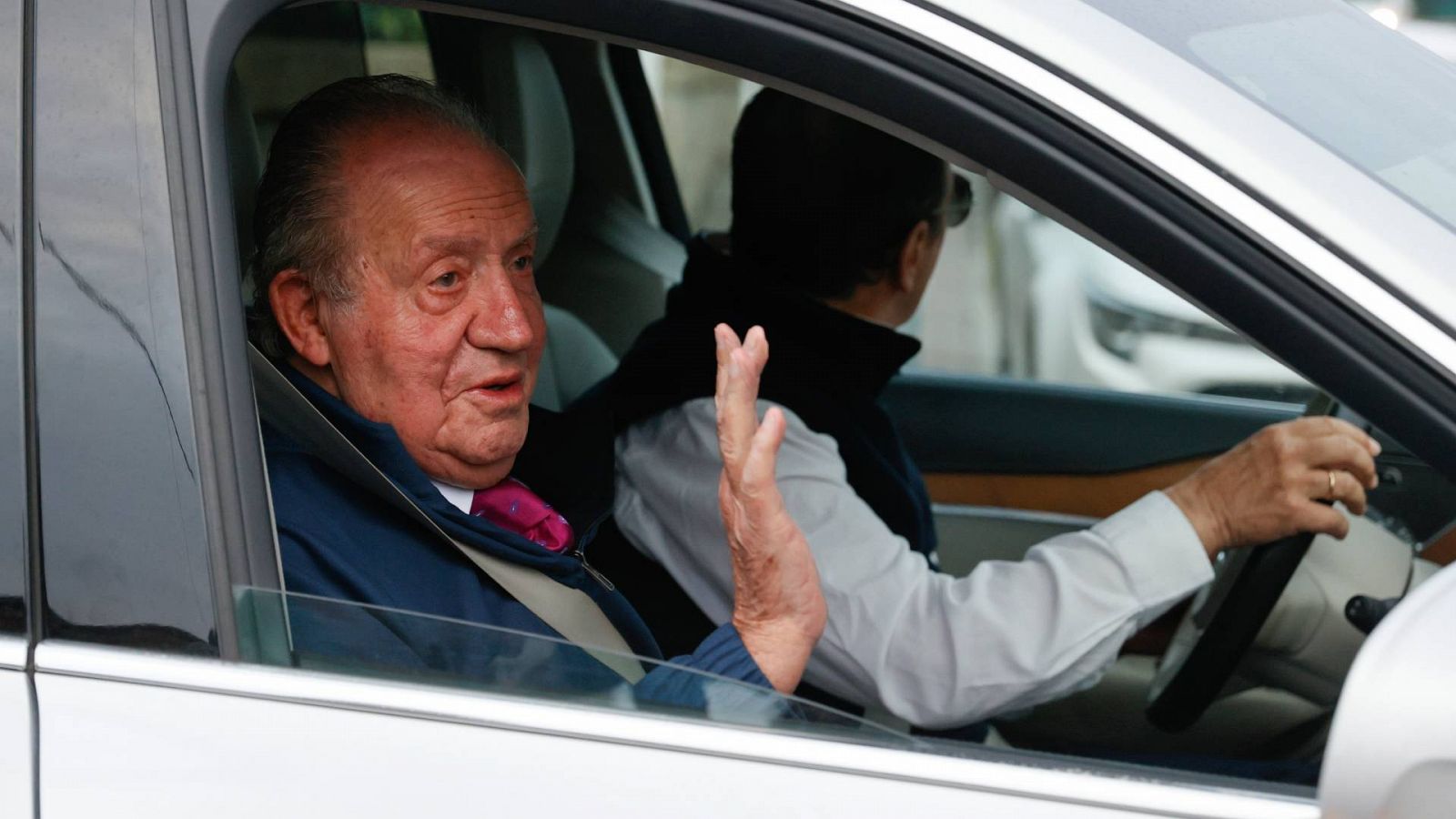 El rey Juan Carlos saluda a la prensa en Sanxenxo en su visita a esta localidad en mayo de 2022