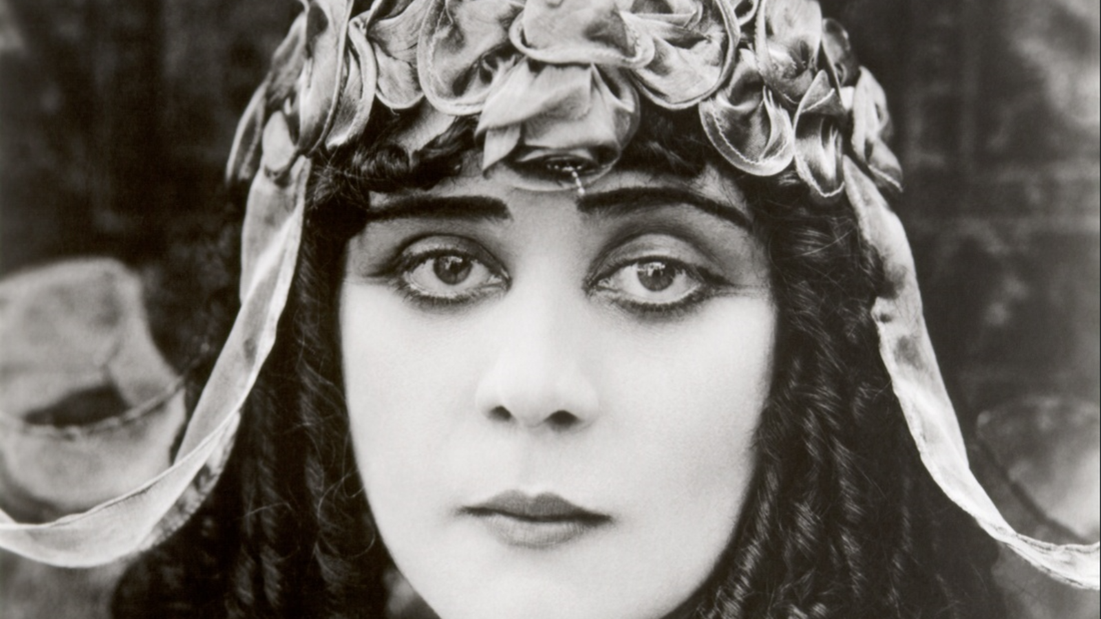 La actriz del cine mudo Theda Bara en el fotograma de una de sus películas