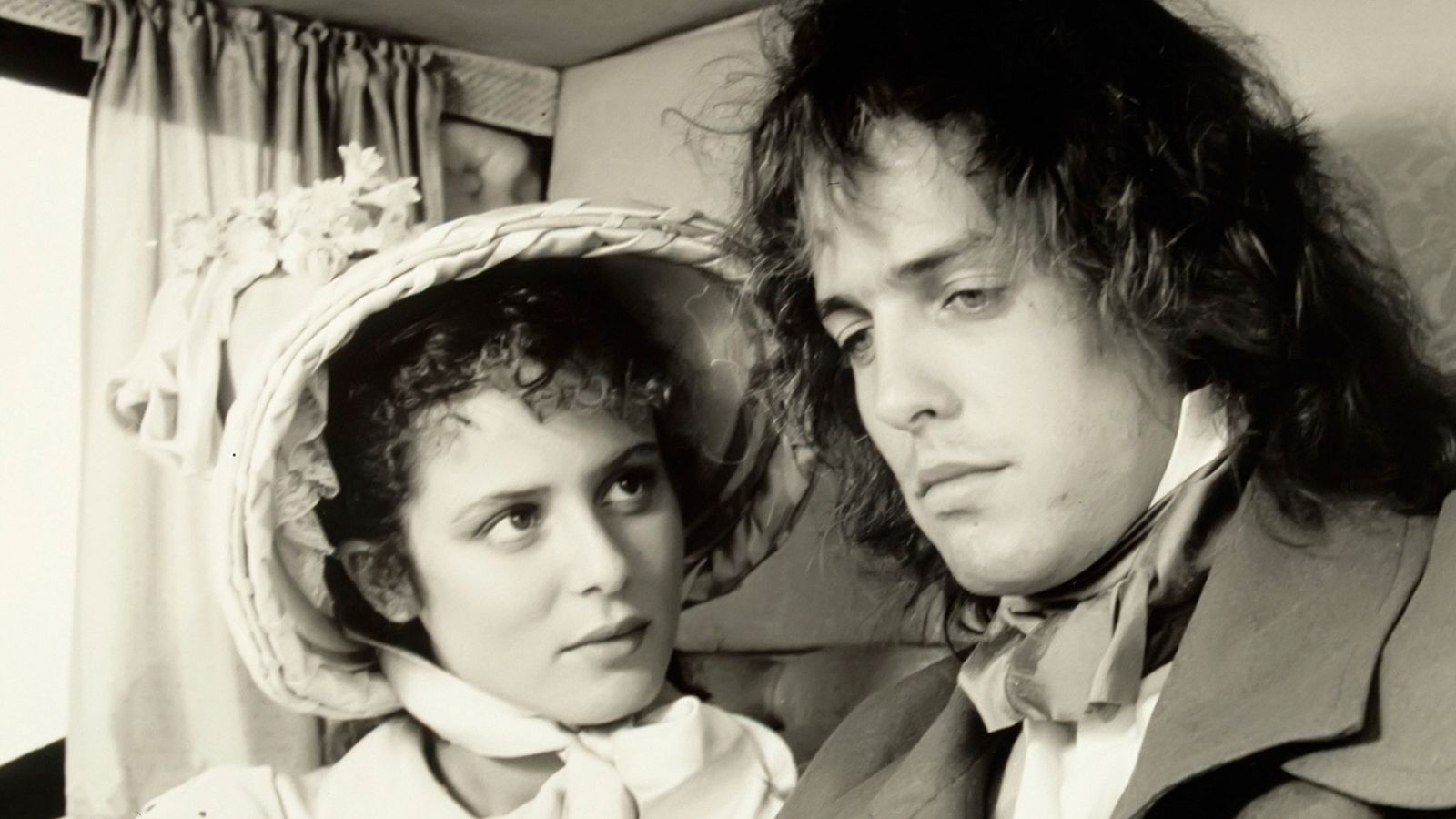 'Remando al viento', la película que resucitó a Frankenstein y unió a Hugh Grant con Liz Hurley