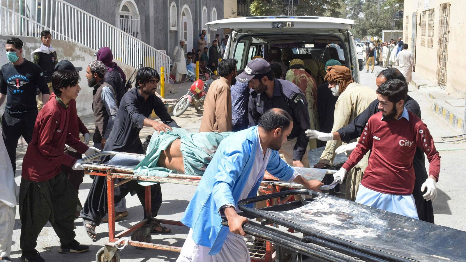 Los voluntarios llevan a un herido en una camilla en un hospital de Quetta