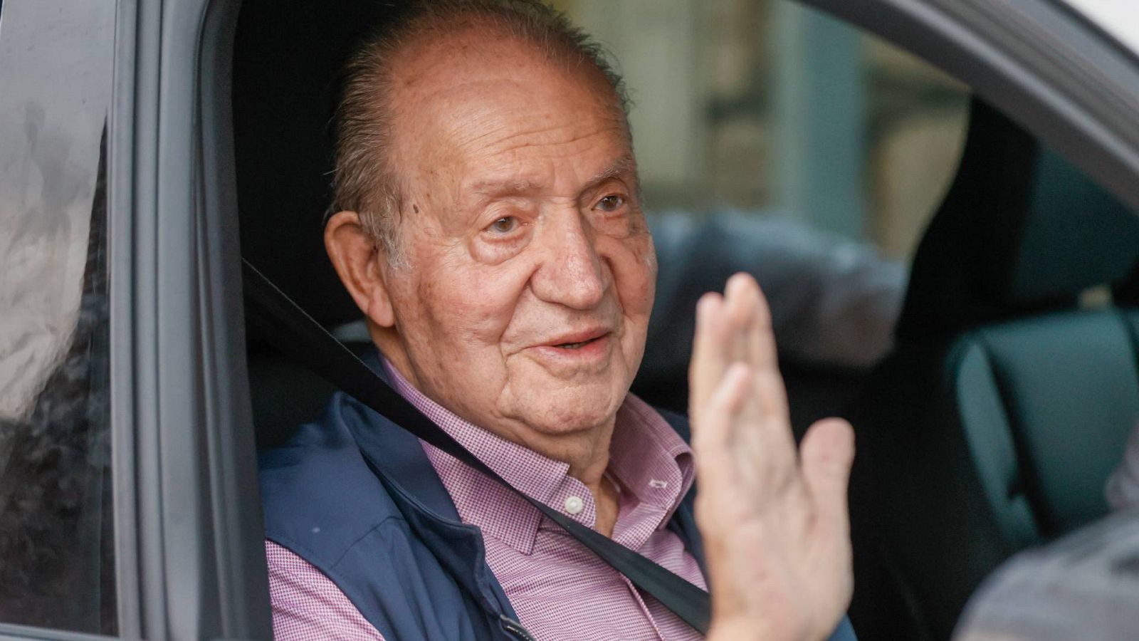 El rey Juan Carlos se despide de los periodistas a la salida de la casa de su amigo, Pedro Campos, tras pasar una semana navegando en la regata que lleva su nombre en Sanxenxo, Pontevedra