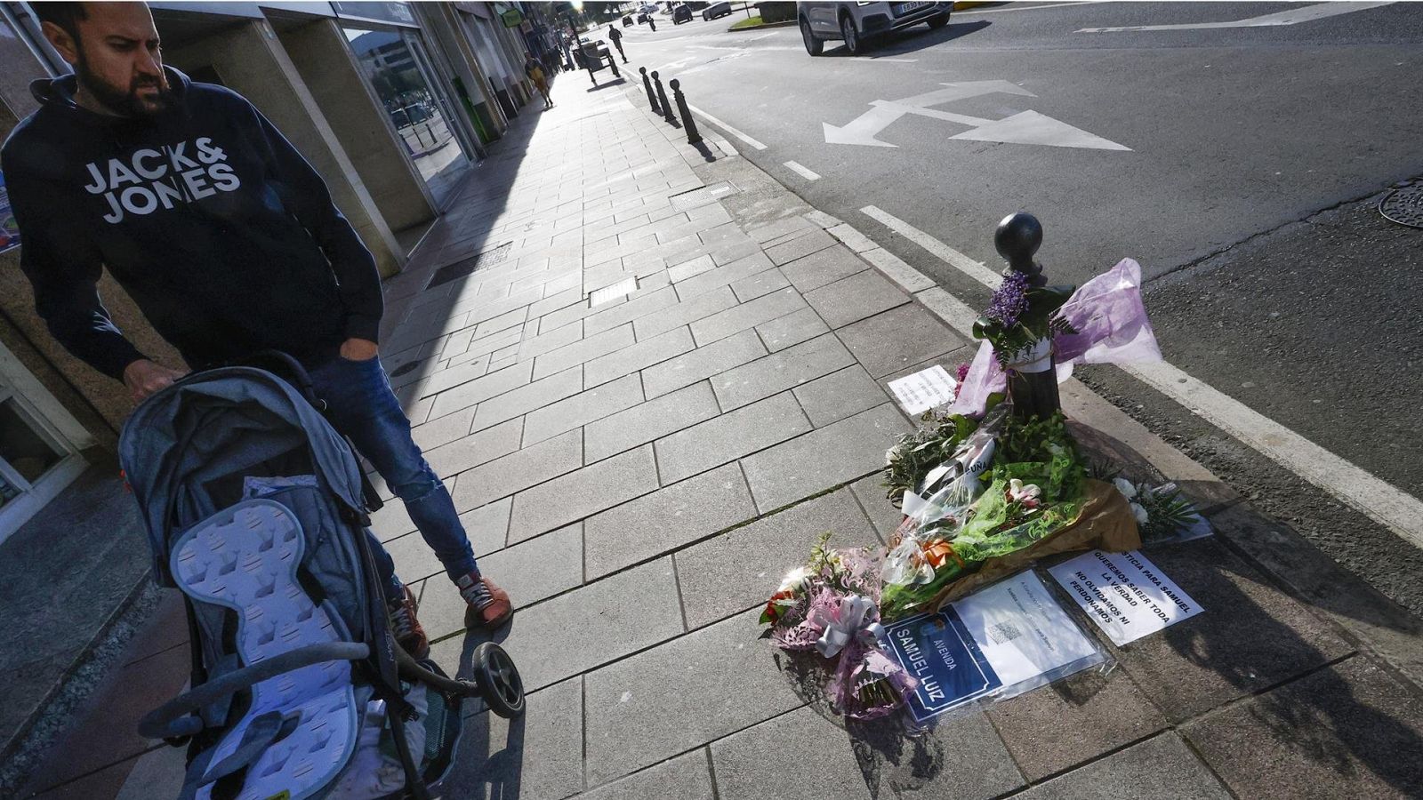 Flores y carteles en el lugar donde fue asesinado Samuel Luiz, en A Coruña