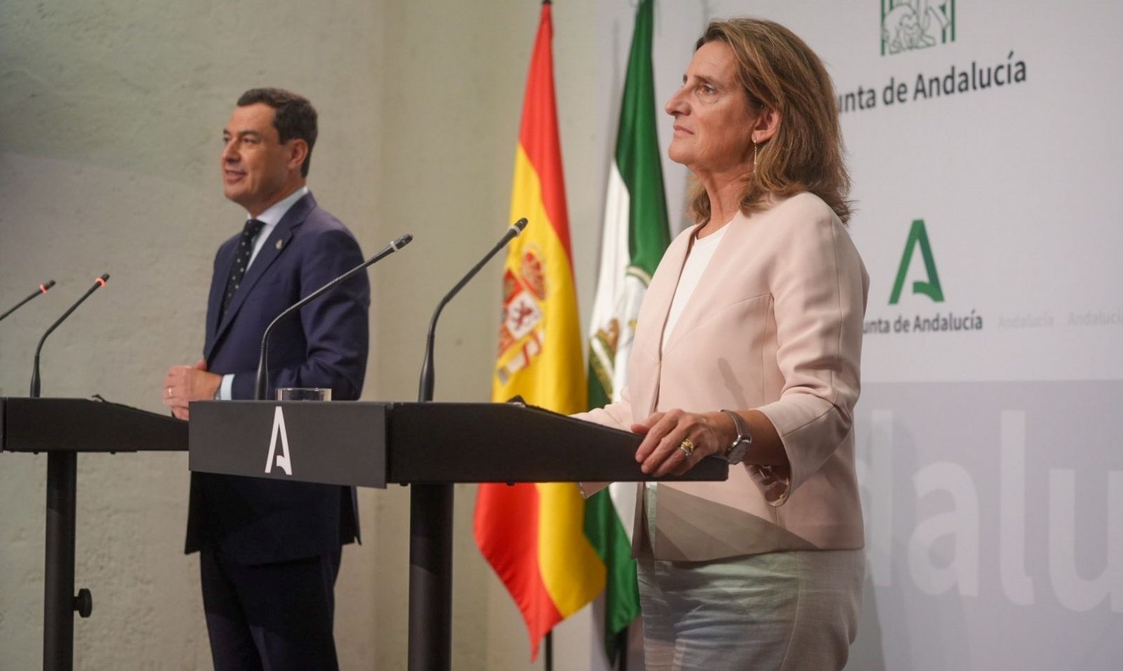 El presidente de la Junta de Andalucía, Juanma Moreno, y la vicepresidenta tercera del Gobierno y ministra para la Transición Ecológica y el Reto Demográfico en funciones, Teresa Ribera