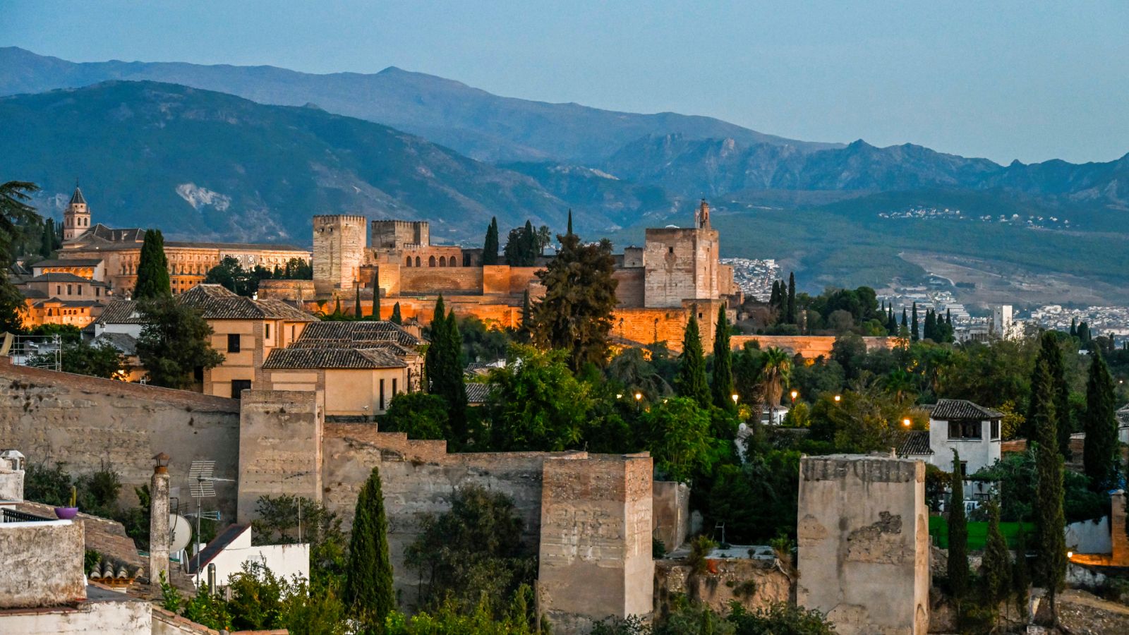 Vista general de la Alhambra en Granada, este miércoles. Granada se prepara para este jueves y viernes para albergar la Cumbre de Jefes de Estado y de Gobierno de la Comunidad Política Europea.