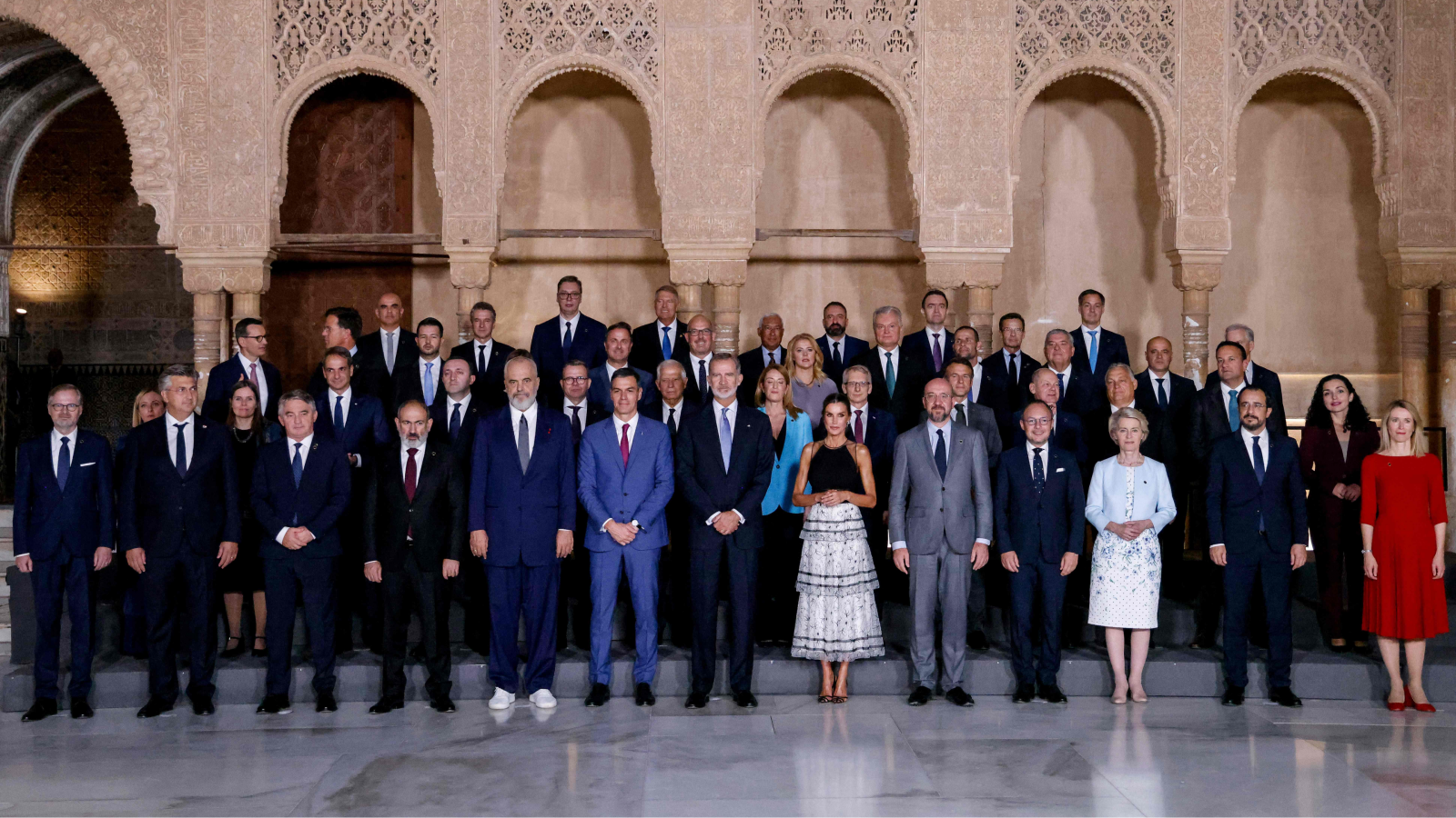 Los líderes europeos posan para una foto de grupo en el Patio de los Leones tras una visita a la Alhambra
