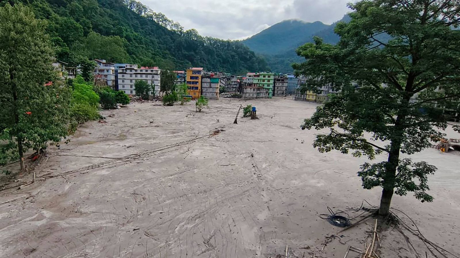Edificios inundados tras ñas inundaciones en Sikkim