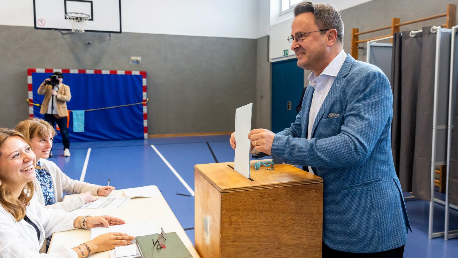El primer ministro de Luxemburgo, Xavier Bettel, deposita su voto en la urna de un colegio electoral de la capital del país