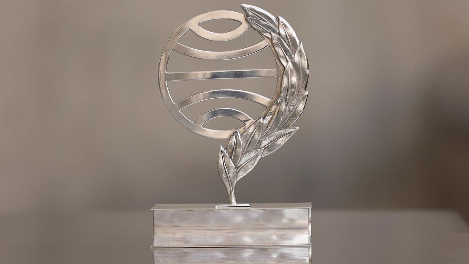 Imagen del Trofeo del Premio Planeta convertido en el de mayor dotación del mundo