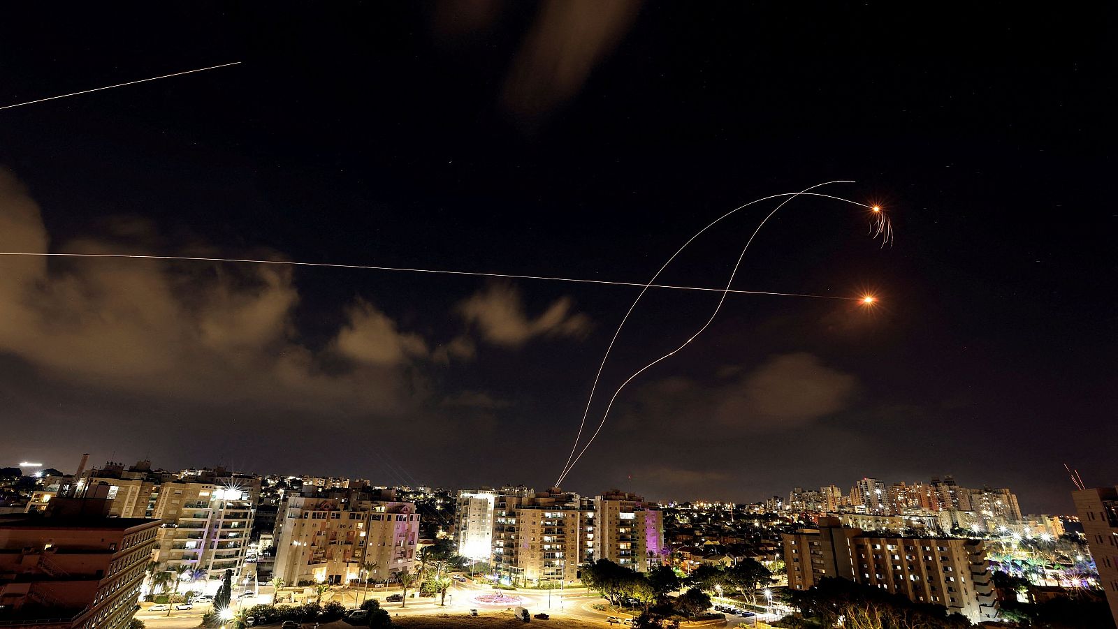 Guerra de Israel, última hora: imagen del sistema antimisiles israelí Iron Dome interceptado cohetes lanzados desde la Franja de Gaza