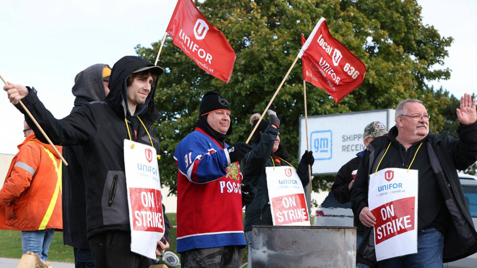 Un grupo de trabajadores de General Motors protesta en Canadá