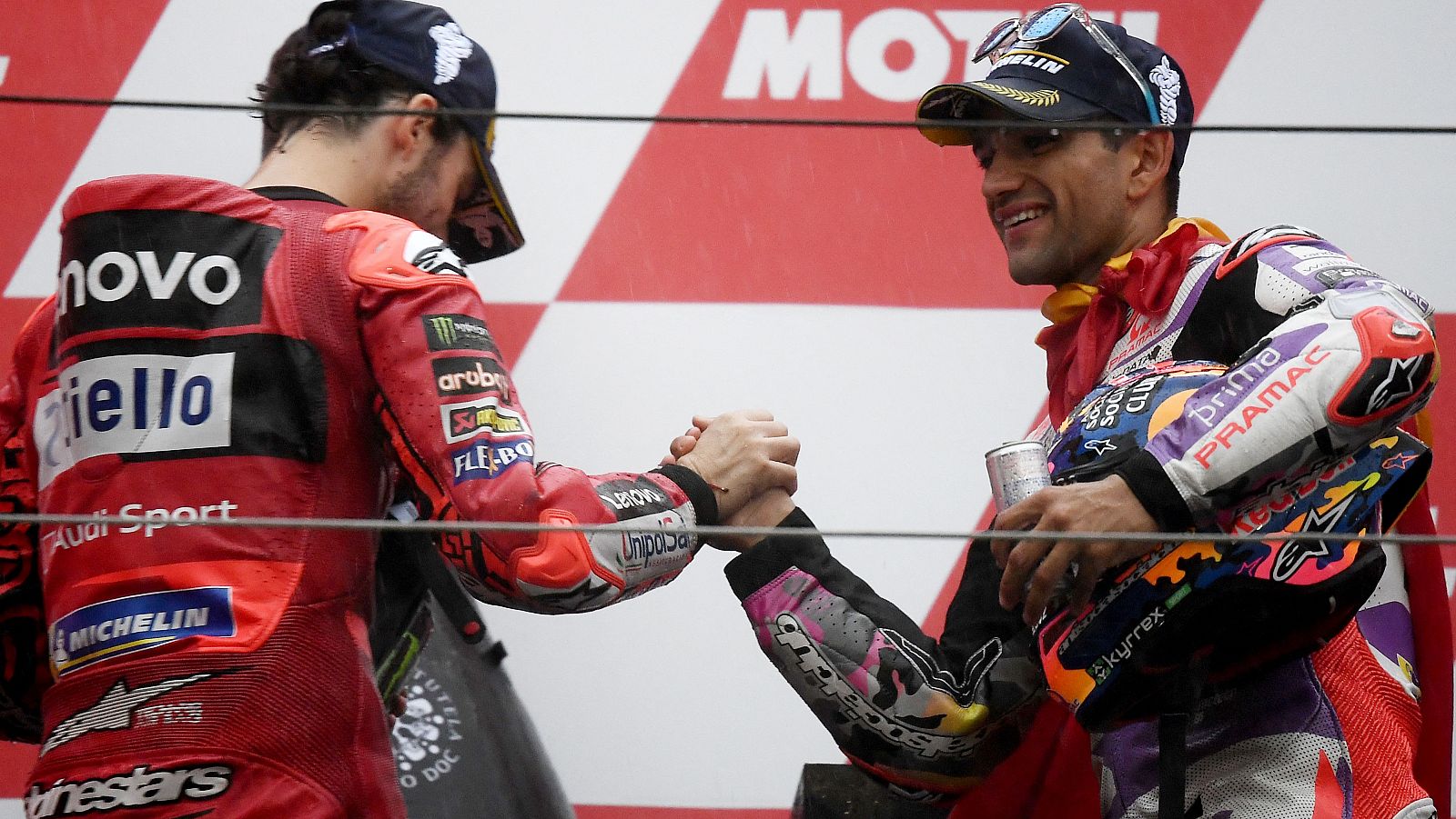 GP Indonesia MotoGP: Bagnaia y Martín se saludan el podio de Motegi.