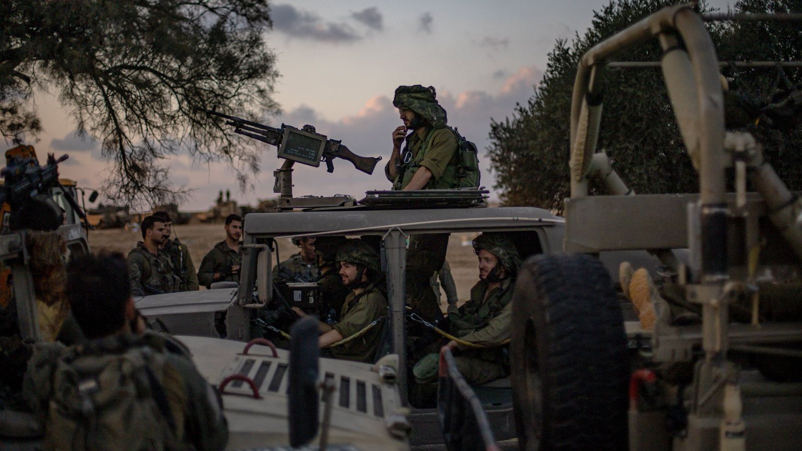 Soldados israelíes en una carretera cerca de Be'eri, Israel,