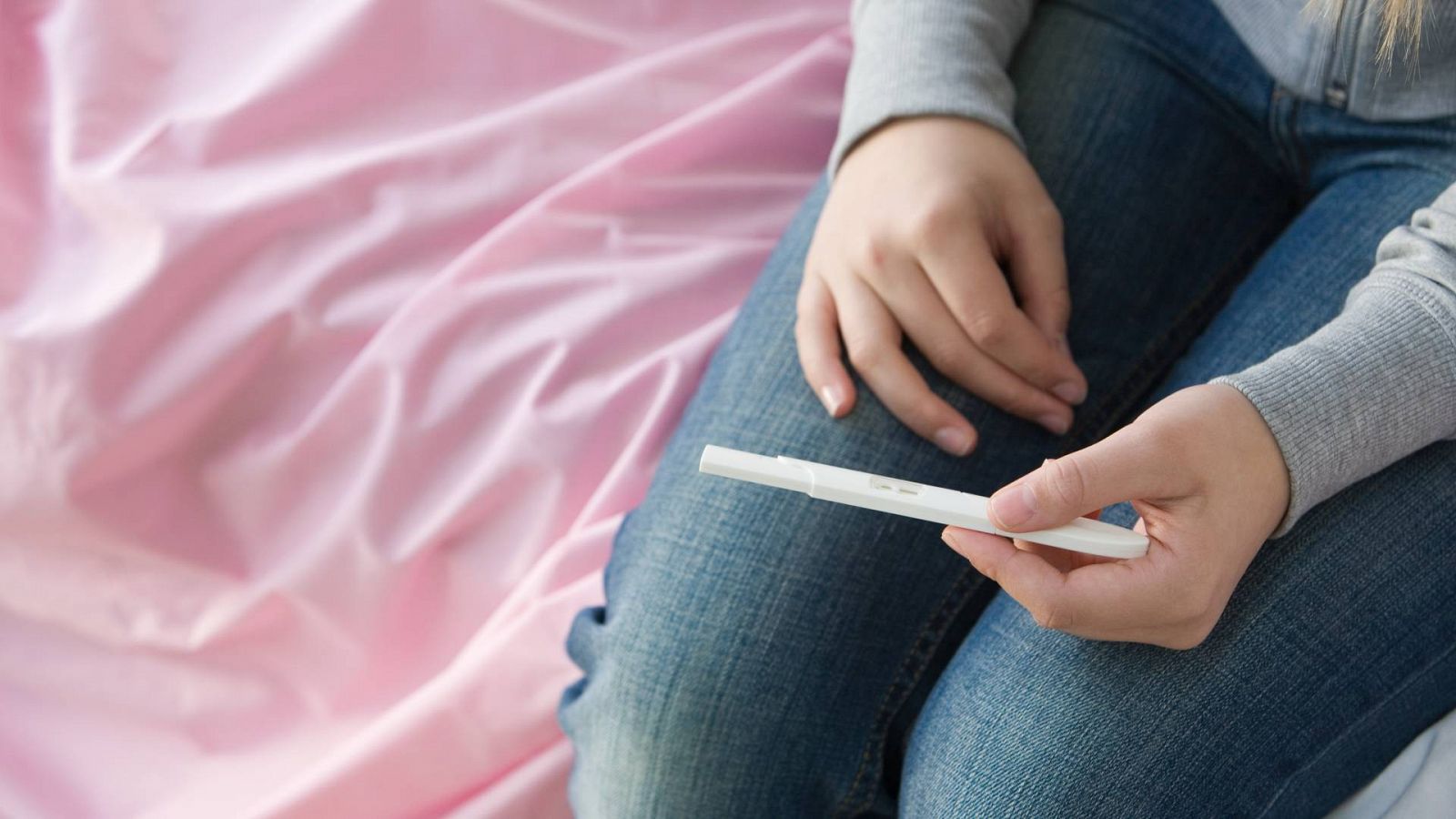 Una niña sostiene un test de embarazo en una imagen de archivo