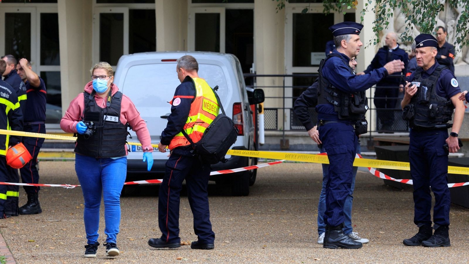 Policía y servicios de emergencia en el instituto de Francia en el que se ha producido un ataque.