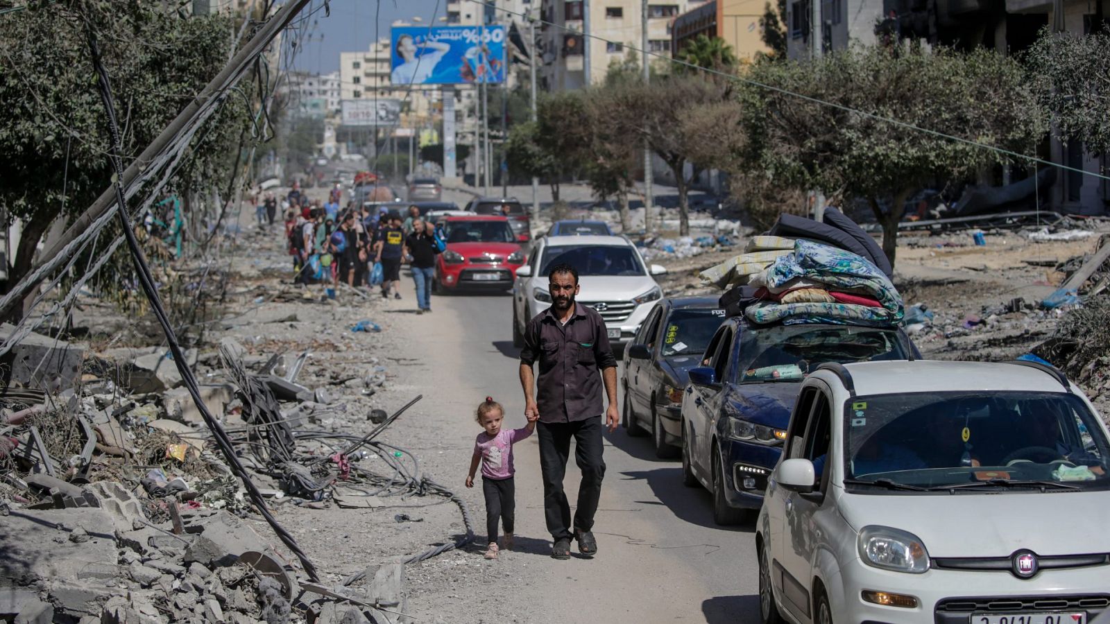 Un padre y su hija evacuan la ciudad de Gaza tras la advertencia israelí de un aumento de las operaciones militares en la zona
