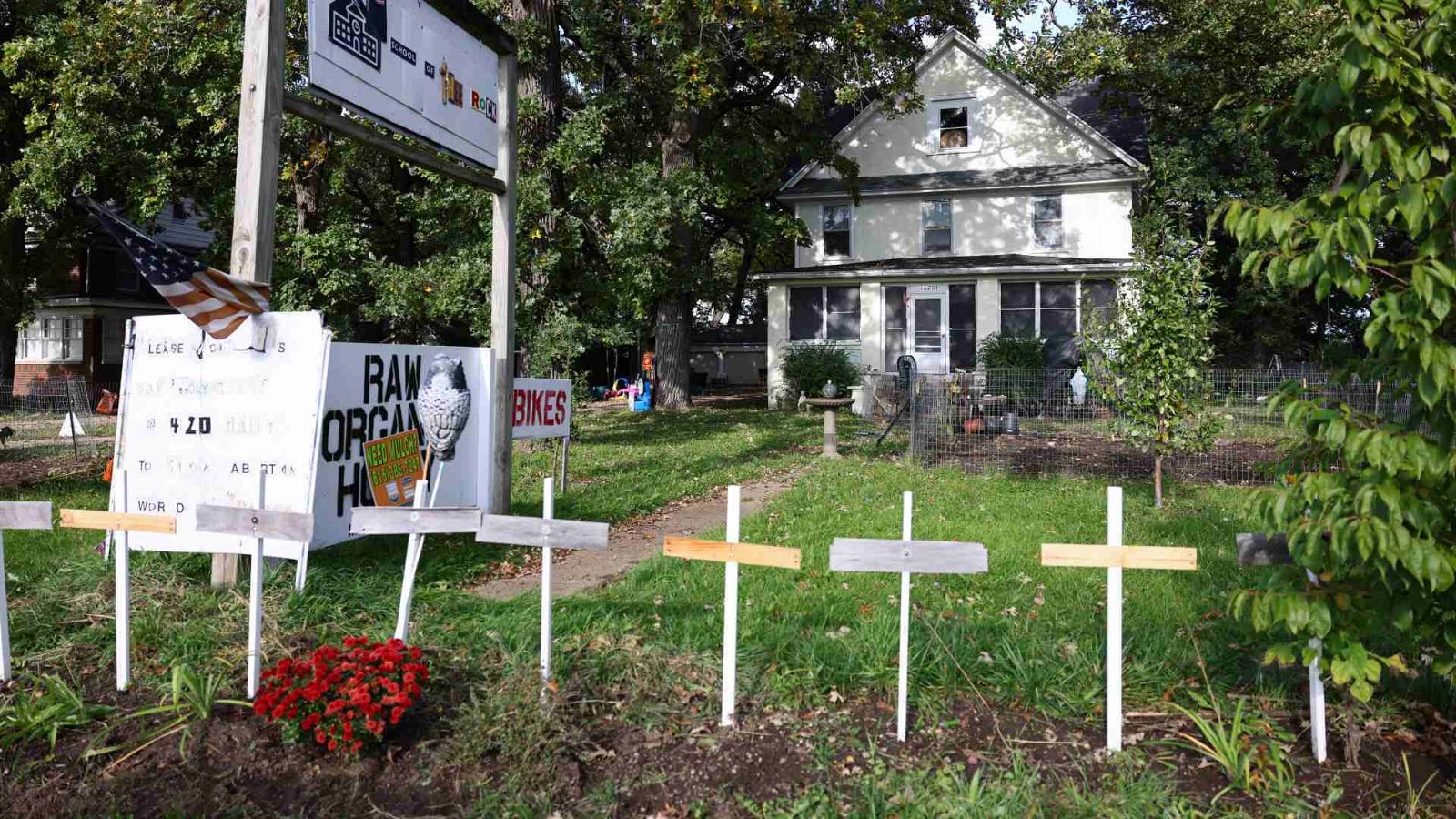 La casa en la que vivían un niño que ha sido asesinado y su madre gravemente herida al ser apuñalados por un hombre en Plainfield, Illinois.