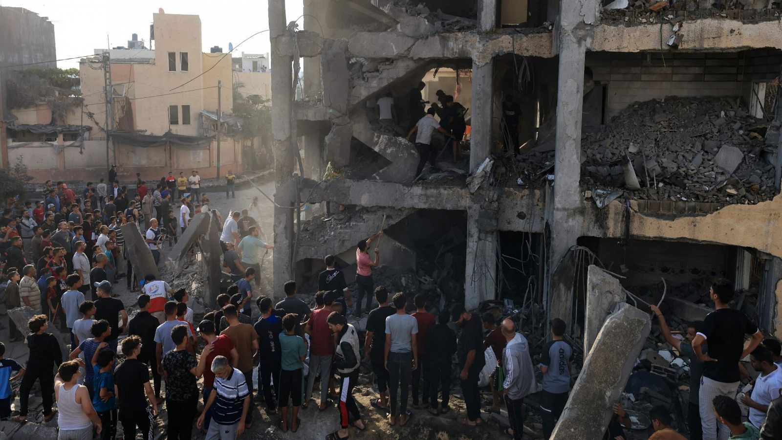 Palestinos buscan entre los escombros tras un ataque israelí en Khan Yunis, al sur de Gaza, el 17 de octubre de 2023