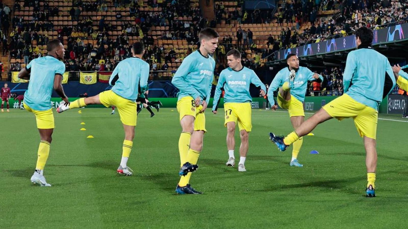 Los jugadores del Villarreal realizan un entrenamiento en el Estadio de La Cerámica.