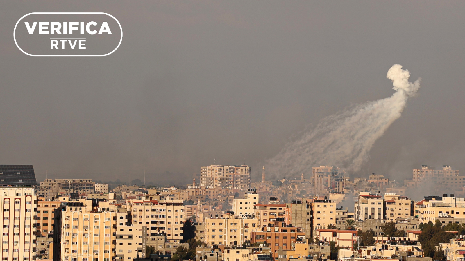 Fósforo blanco como arma química: Una nube de humo blanco sobre el cielo de Gaza el 10 de octubre de 2023, con el sello VerificaRTVE en blanco.