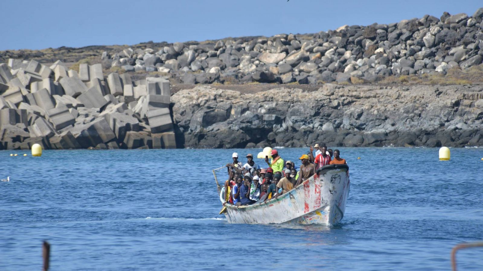 Llegada al puerto de La Restinga (El Hierro) de un cayuco con 60 personas (17 de octubre)