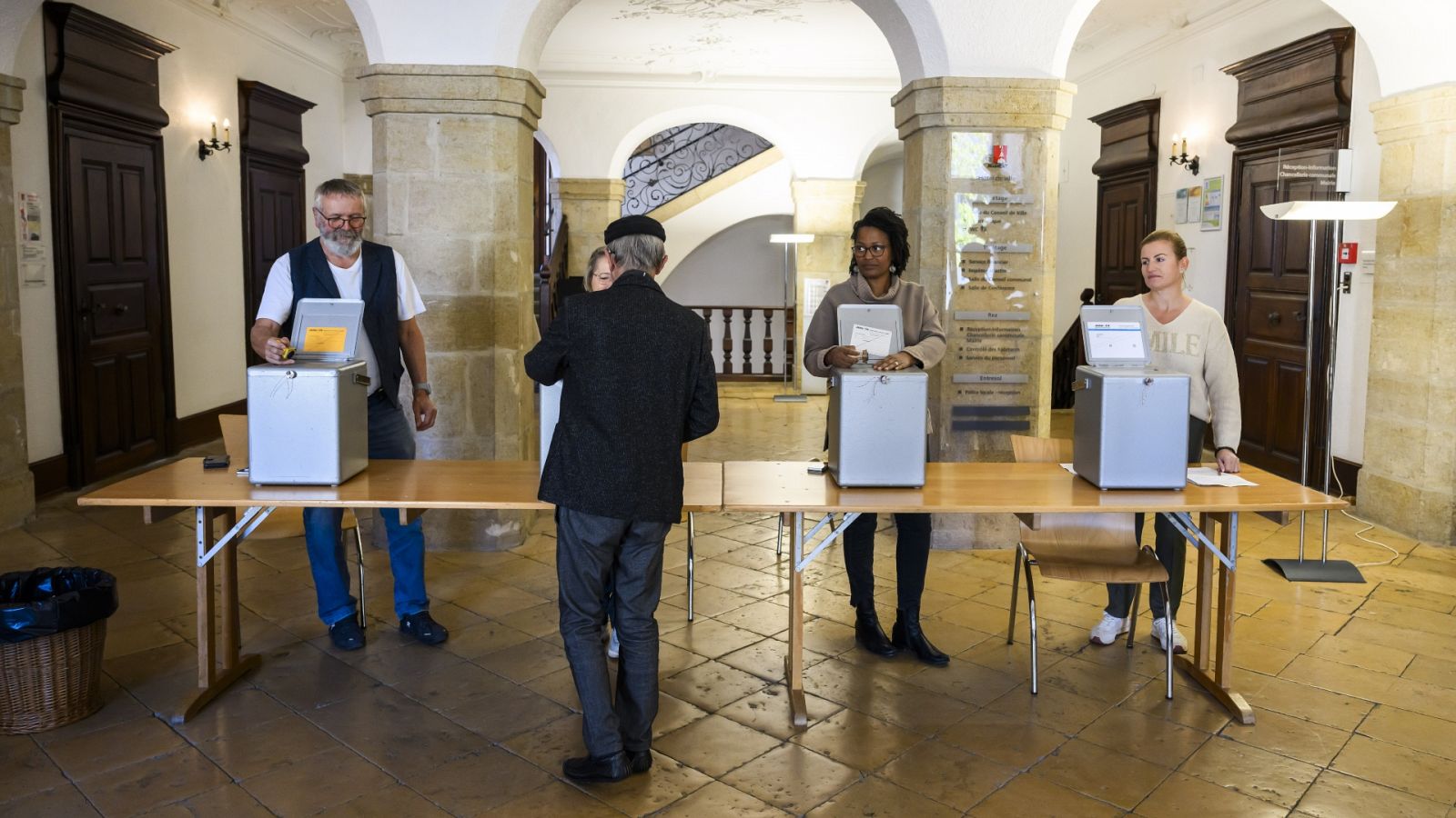 Un hombre vota en un colegio electoral de la localidad suiza de Delemont