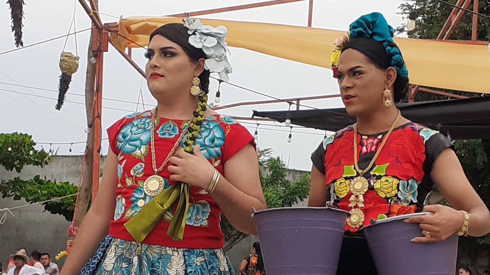 Dos personas vestidas con trajes típicos de la región del Istmo de Tehuantepec