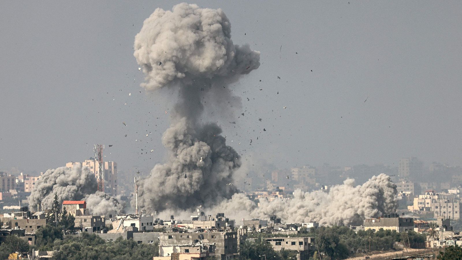 Un misil vuela un edificio en Gaza