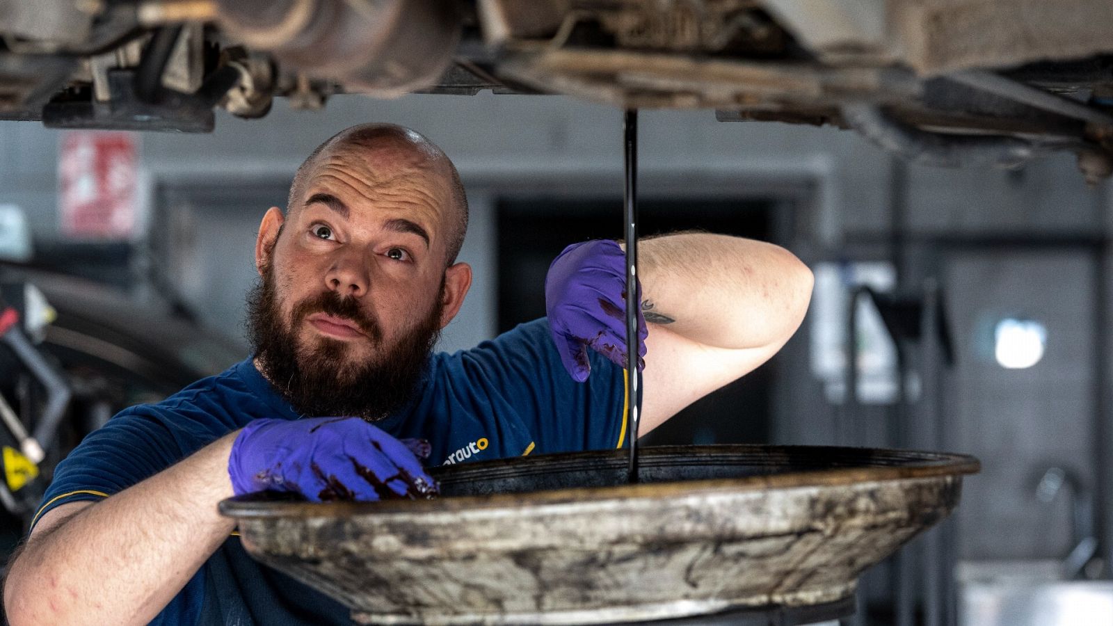 Un mecánico trabaja en un taller este julio en Toledo