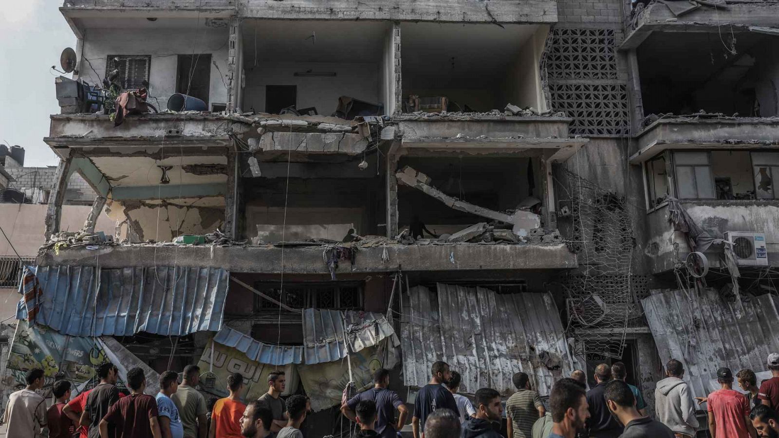 Palestinos inspeccionan un edificio destruido tras un ataque israelí sobre la ciudad de Gaza.