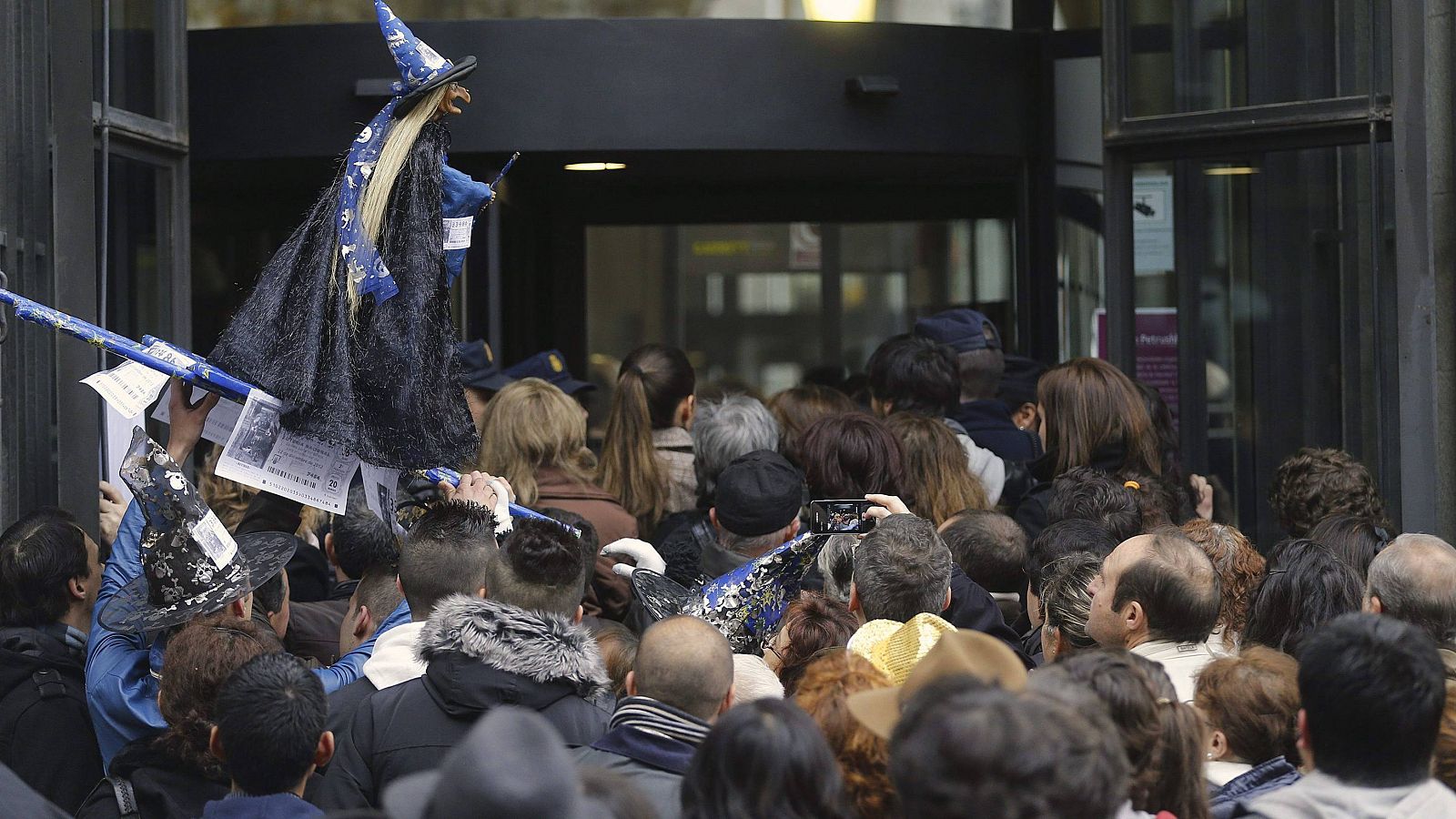Numerosas personas esperan para entrar en el sorteo de Navidad, en el Teatro Real de Madrid el 22 de diciembre de 2012