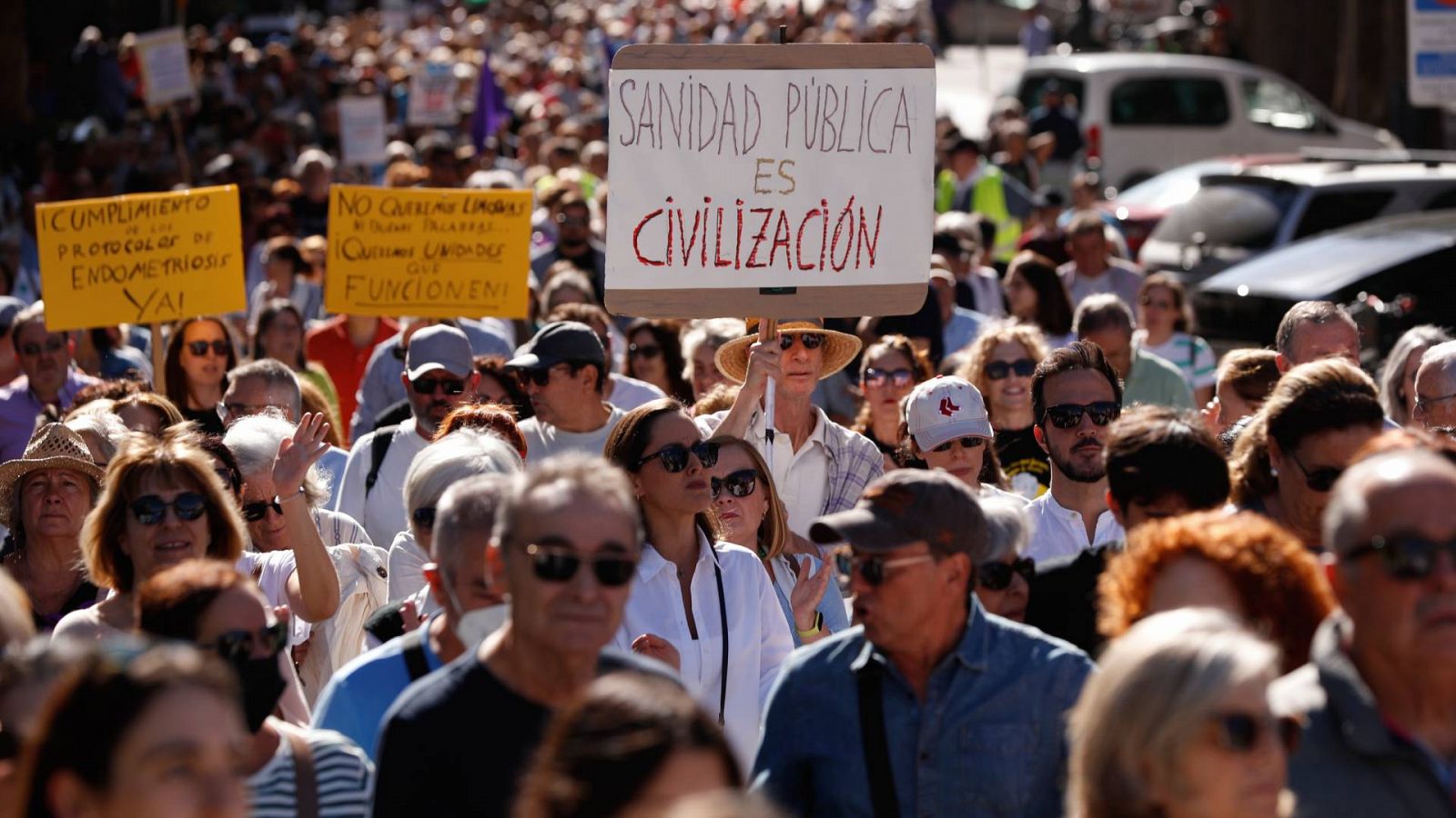 Decenas de personas en la manifestación en defensa de la sanidad pública en Málaga